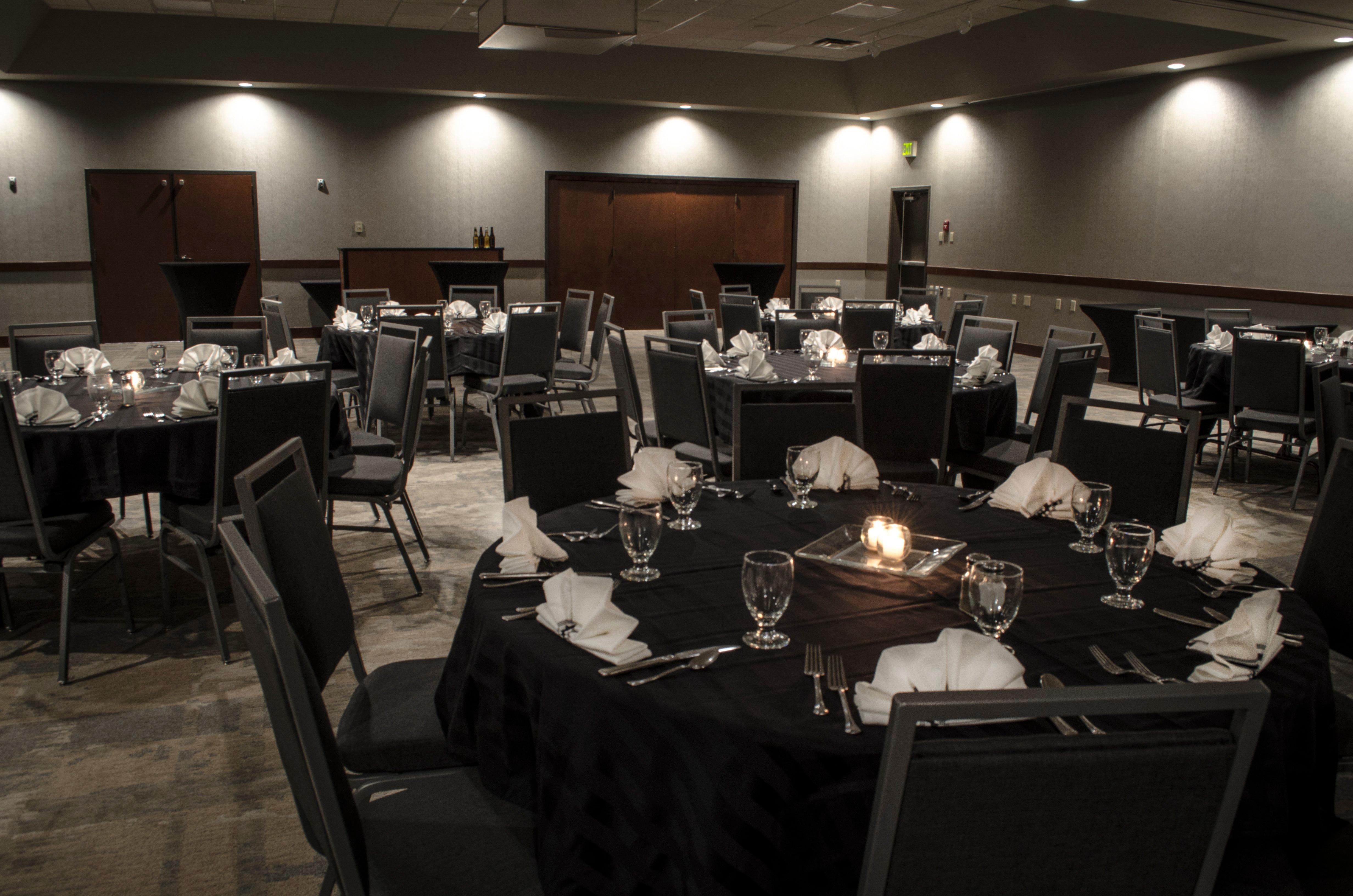 Holiday Inn Fargo By Ihg Exterior photo